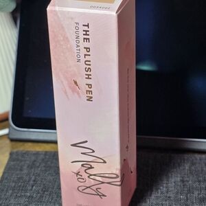 Mally Beauty The Plush Pen Foundation - Light
